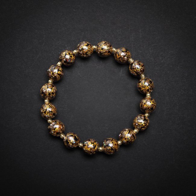 Luxury black lacquer bracelet – This handmade artisan bangle features a sleek, high-gloss black lacquer finish, symbolizing refinement and modern heritage jewelry.